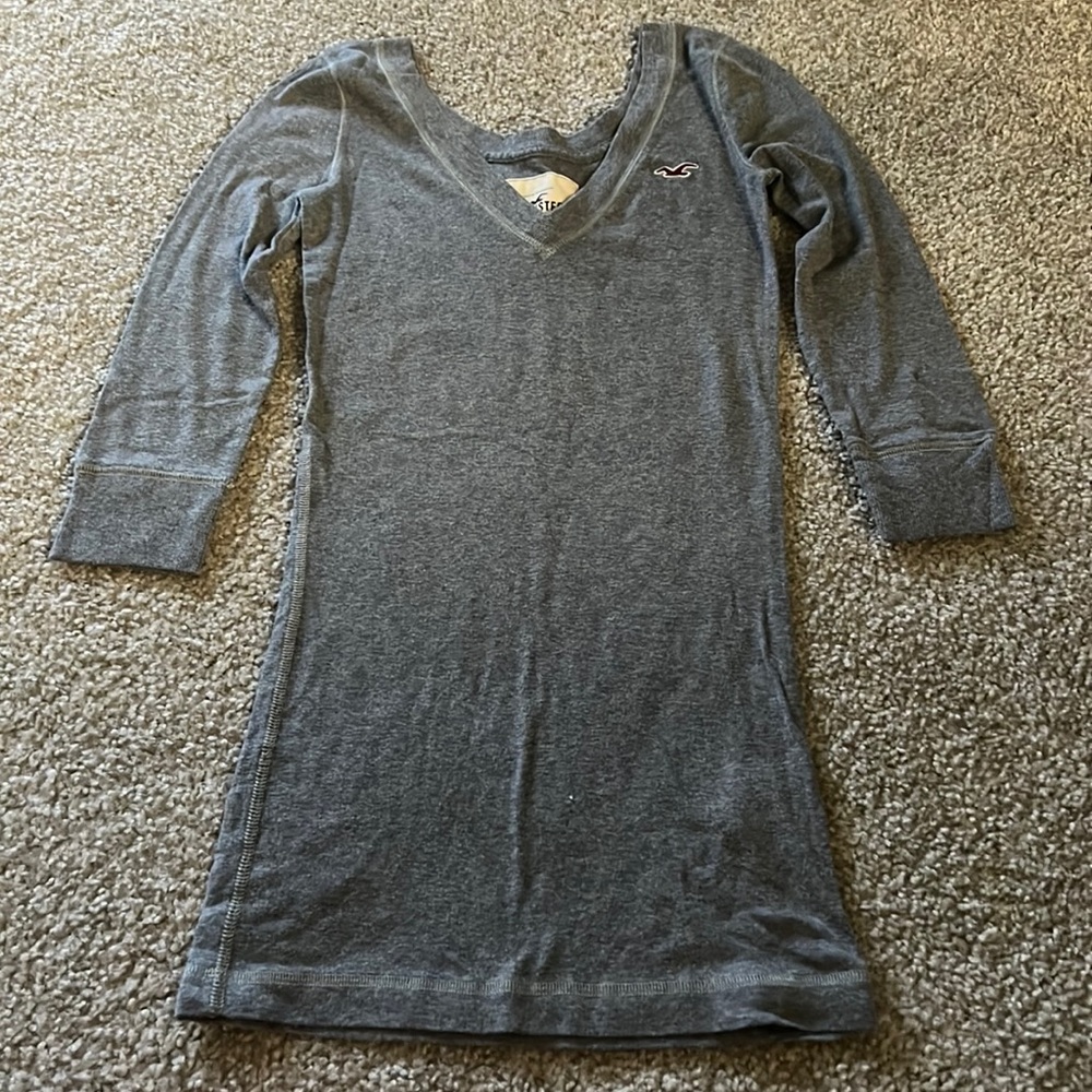 Hollister Brand hco V Neck style shirt quarter sleeve size XS longer length grey